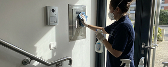 Nettoyage et désinfection des points de contact